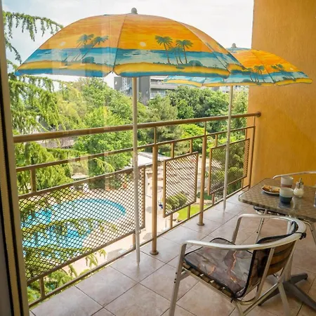 Poolside In Golden Sands Апартаменти *